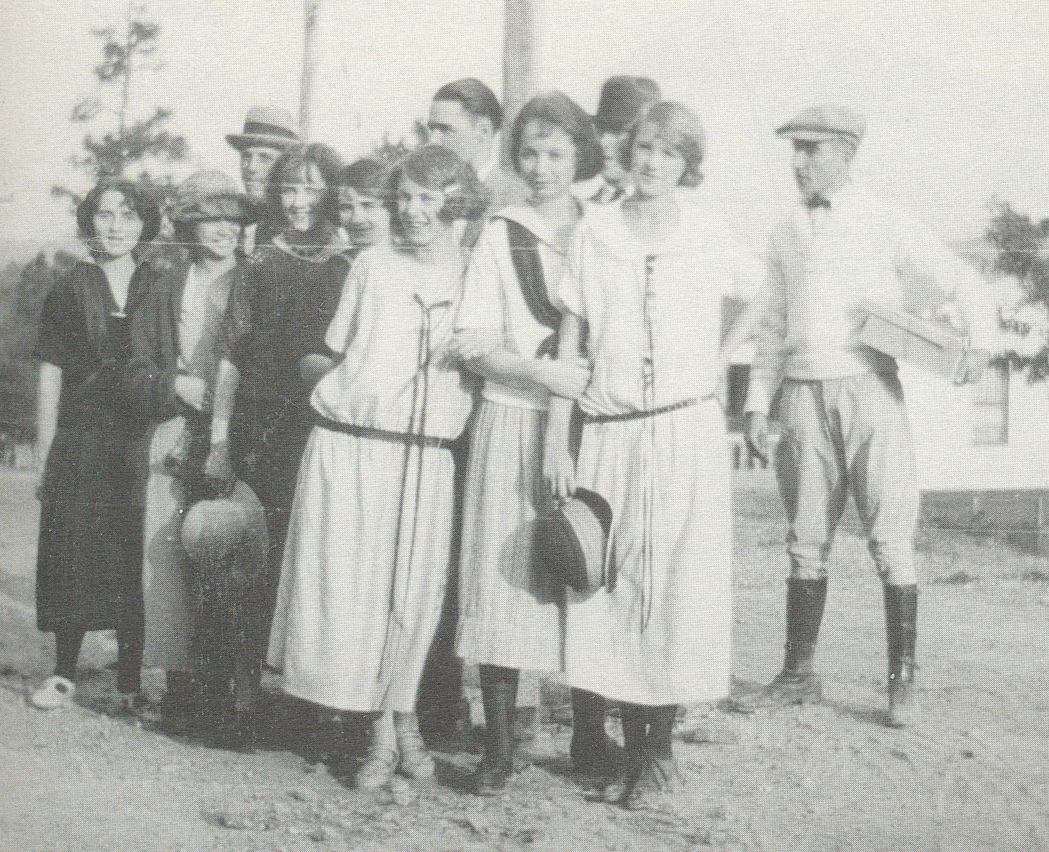 SHADES CAHABA STUDENTS IN 1925 STANDING AT THE CORNER OF HWY. 31 AND SAULTER ROAD.(Click to enlarge.)