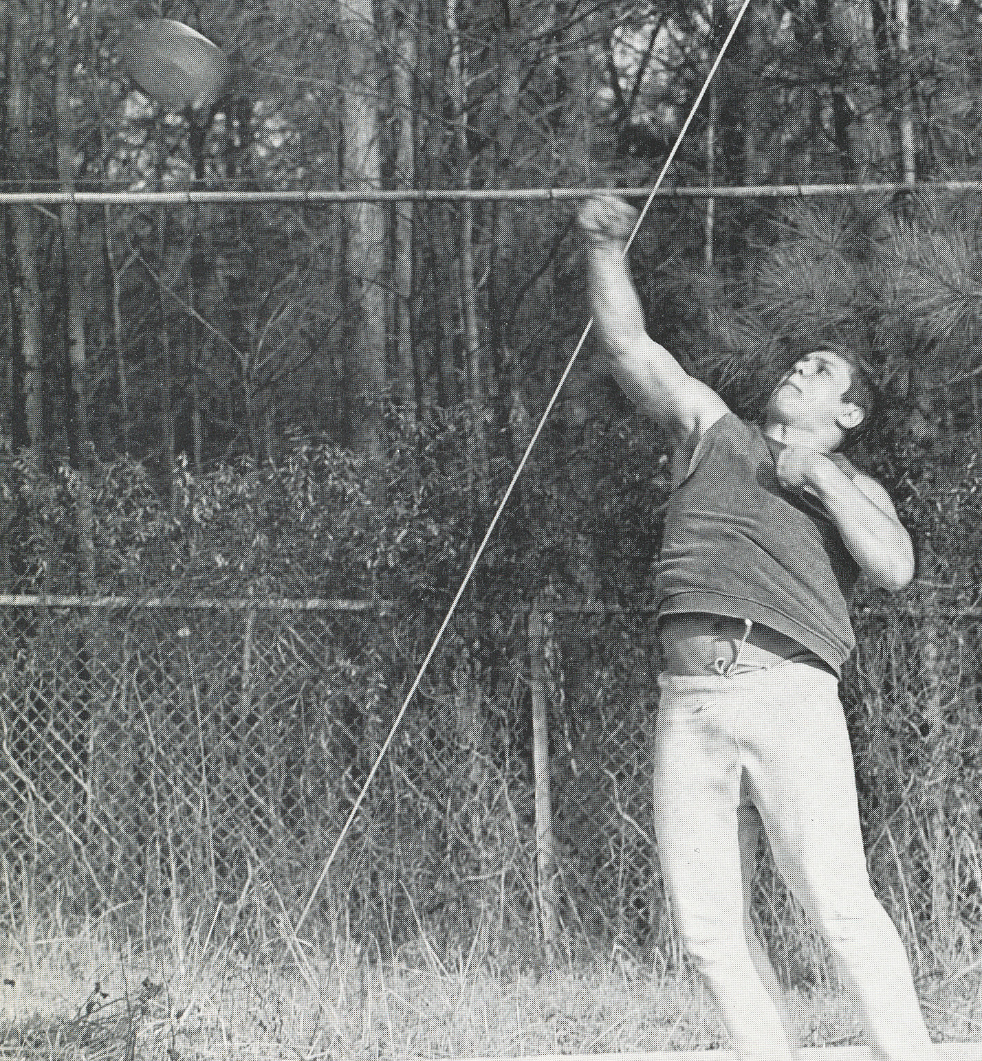 JOEY TINSLEY DEMONSTRATES PERFECT FORM THROWING THE DISCUS.
(Click to enlarge.)